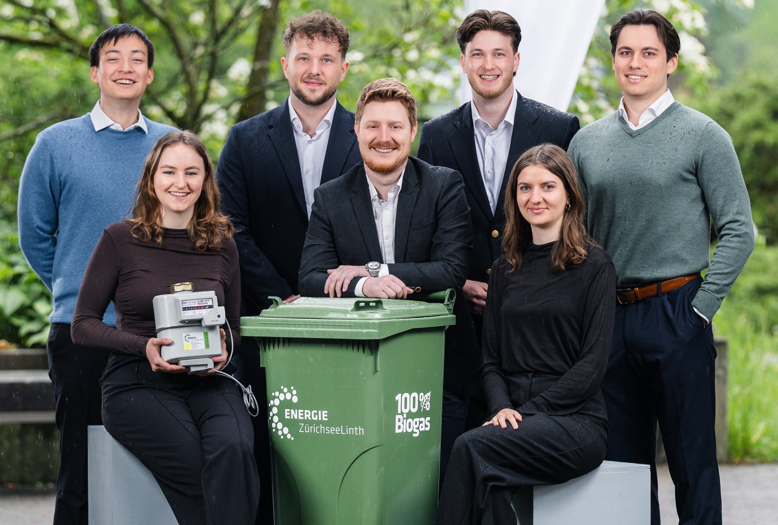 Das Projektteam der OST mit Gaszähler und Biogas-Container der Energie Zürichsee Linth